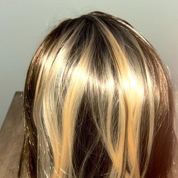 Stunning synthetic wig - Picture 2 of 9